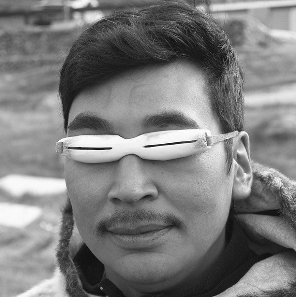 Chiếc kính mắt phiên bản nguyên thủy này là một trong những phát minh gây cười nhất thời "ông bà anh". Kính được người Inuit và Yupik ở Bắc Cực sử dụng để ngăn ngừa tuyết và sương mù, làm từ cây vân sam, xương và đôi khi là ngà voi.