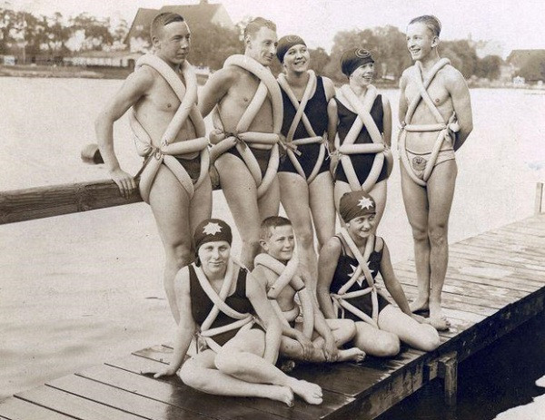 Chiếc áo phao bơi này được xem là khá thân thiện với môi trường khi tận dụng chính những lốp xe thải ra để tạo nên. Tuy nhiên tác dụng của nó lại không được như mong đợi bởi chất liệu cao su quá dày và nặng.