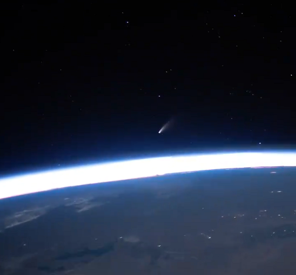 Trước đó, vào ngày 27/3, qua lăng kính thiên văn vũ trụ Neowise của NASA, các nhà thiên văn học đã phát hiện thấy một sao chổi nhỏ mờ bay qua hành tinh chúng ta. Tuy nhiên không chú ý nhiều vì ánh sáng phát ra lúc đó rất yếu.