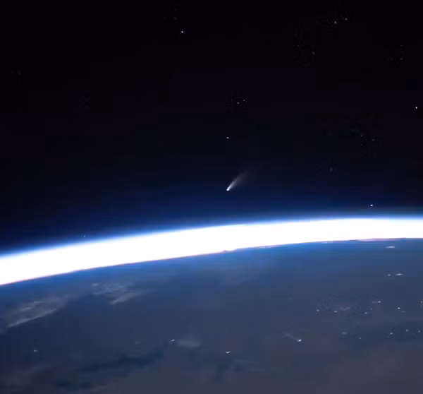 Trước đó, vào ngày 27/3, qua lăng kính thiên văn vũ trụ Neowise của NASA, các nhà thiên văn học đã phát hiện thấy một sao chổi nhỏ mờ bay qua hành tinh chúng ta. Tuy nhiên không chú ý nhiều vì ánh sáng phát ra lúc đó rất yếu.