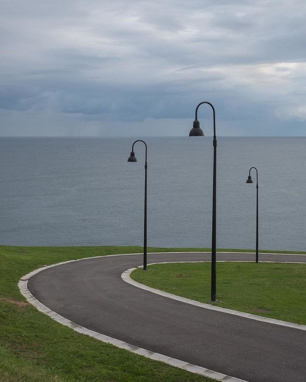 Đèn đường chạm đúng vào đường chân trời phía xa.