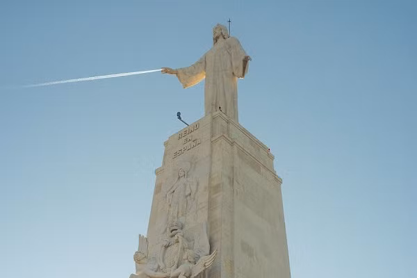 Bức hình vô tình bắt trúng khoảnh khắc trùng hợp khó tin khi chiếc máy bay bay ngang qua bầu trời, đúng tầm tay của bức tượng.