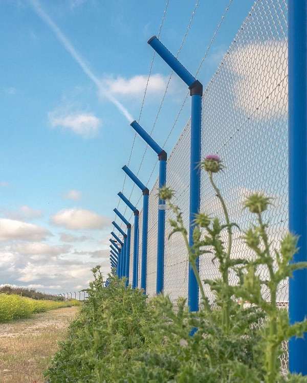 Cũng là một chiếc máy bay khác nhưng đi ngang qua vào đúng miệng của một cọc sắt hàng rào, khiến nó giống như biết thở ra khói.