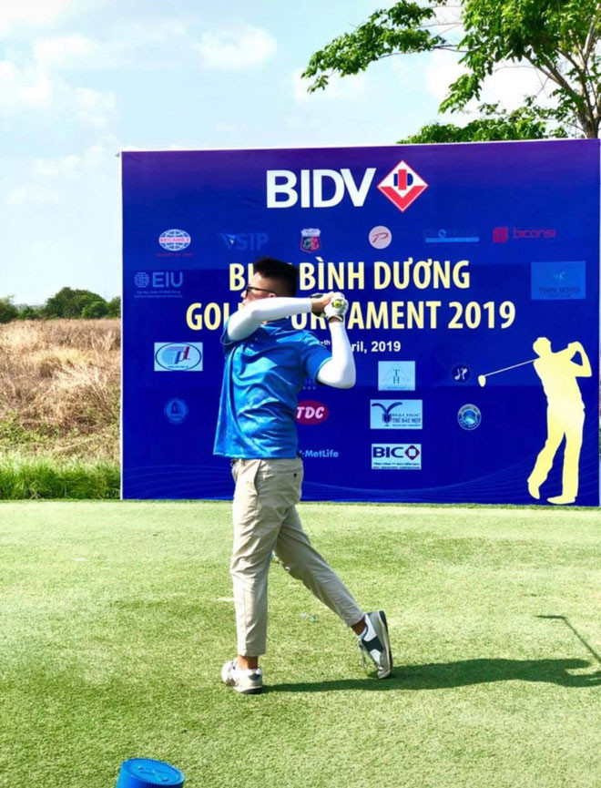 Dù công việc và lịch trình bận rộn, chàng soái ca này luôn dành đủ thời gian luyện tập trên sân cỏ.