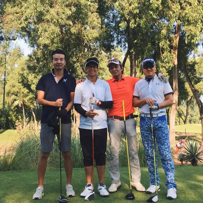 Nhiều fan không ngần ngại trao luôn vị trí ''nam thần sân golf'' cho bạn trai Hương Giang. 