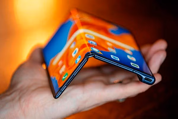 Về phần Huawei, nhiều đồn đoán cho rằng Mate X2 sẽ là một cú lột xác ngoạn mục với màn hình gập ngược vào trong. Ross Young - người sáng lập và nhà phân tích của DisplaySearch and DSCC cho biết hệ thống màn hình gập lại bên ngoài quá đắt đỏ đối với Huawei, tuy hữu dụng hơn khi gấp lại nhưng lại mỏng manh và dễ hư hỏng.