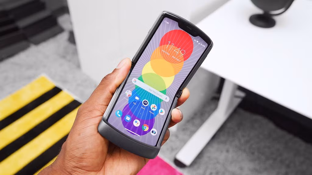 Điều đặc biệt của Motorola Razr 5G so với những điện thoại gập lại hiện tại là khi mở ra màn hình bên trong luôn căng, phẳng như màn hình bình thường, không có nếp nhăn.