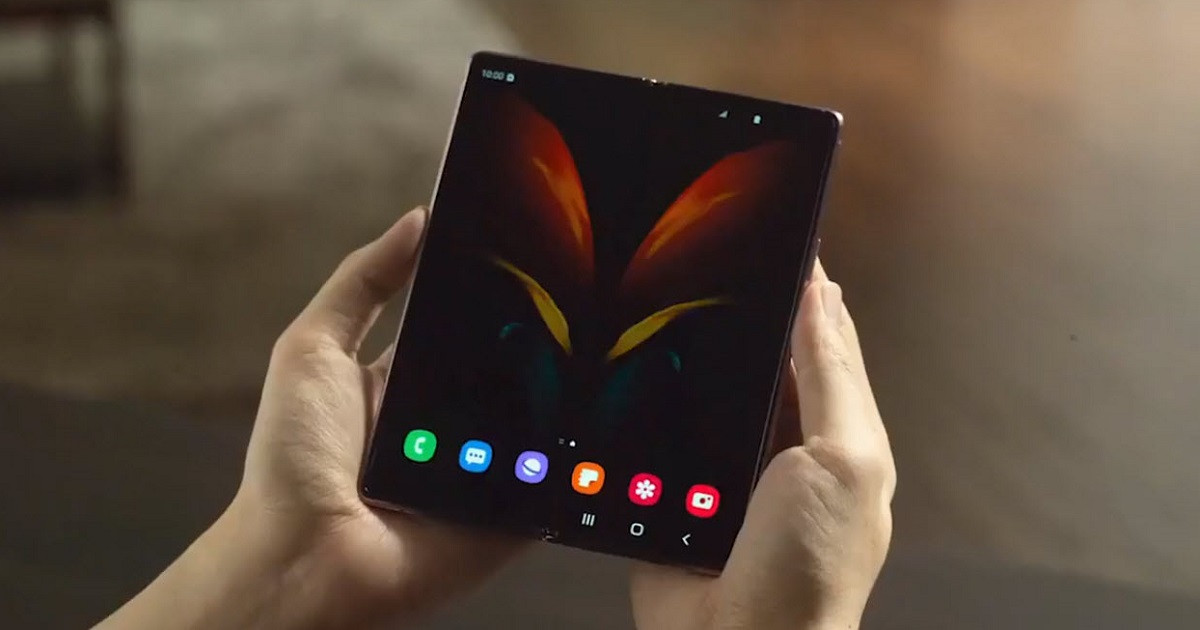 Phiên bản nâng cấp này có kích thước lớn hơn chút so với mẫu tiền nhiệm ra mắt vào năm ngoái của Samsung. Thiết bị sử dụng mạng 5G và có kích thước màn hình lên tới 7,6 inch khi được mở ra, màn hình kích cỡ 6,2 inch được trang bị ở mặt sau tiện lợi cho việc kiểm tra thư điện tử (email) hay phát video trong khi máy vẫn gập.