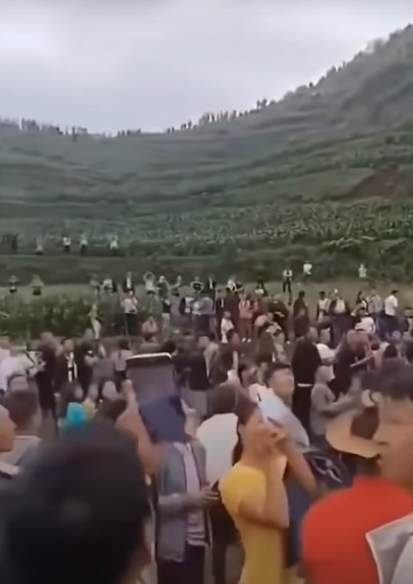 Những clip của người dân hiếu kì lan truyền mạnh mẽ, cư dân mạng bắt đầu đưa ra những lời đồn đoán và giả thuyết về nguồn gốc của âm thanh kia. Một số người mô tả âm thanh lạ nghe như tiếng rồng gầm gừ, tiếng quái vật, báo hiệu thiên tai sắp đến, trong khi những người khác cho rằng là tiếng gầm của hổ.