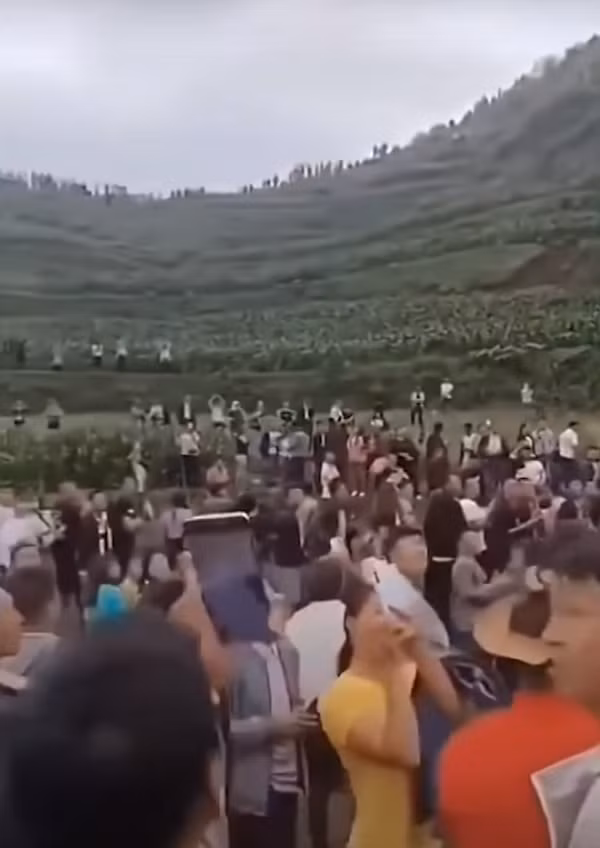 Những clip của người dân hiếu kì lan truyền mạnh mẽ, cư dân mạng bắt đầu đưa ra những lời đồn đoán và giả thuyết về nguồn gốc của âm thanh kia. Một số người mô tả âm thanh lạ nghe như tiếng rồng gầm gừ, tiếng quái vật, báo hiệu thiên tai sắp đến, trong khi những người khác cho rằng là tiếng gầm của hổ.