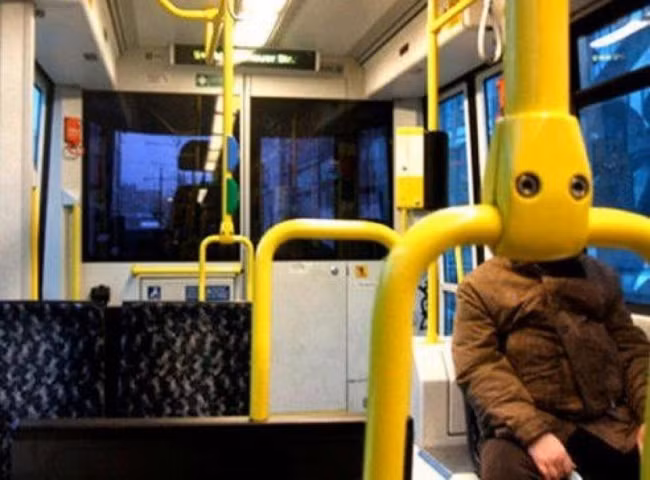 Chỉ là sự trùng hợp tình cờ khi người đàn ông này ngồi đúng vị trí tay vịn trên xe buýt chứ không hề có người ngoài hành tinh nào xuất hiện trong bức ảnh này.