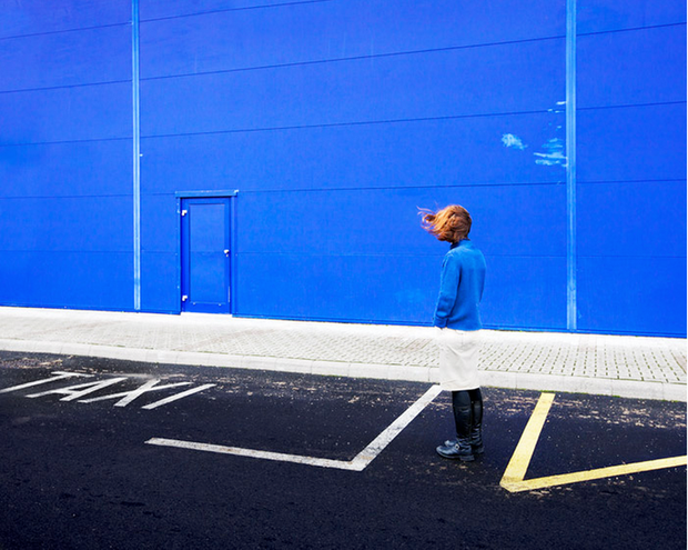 Nghệ thuật của sự hòa hợp màu sắc trên trang phục người đàn ông kia.