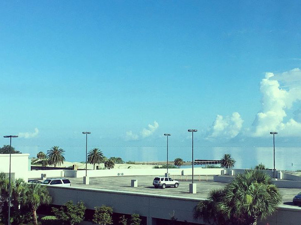 Nhìn như vách ngăn bằng thuỷ tinh nhưng thực tế đây là một cái hồ nước trong vắt. Chàng trai 9X với bộ ảnh “Đứa trẻ công nghệ” | VTC