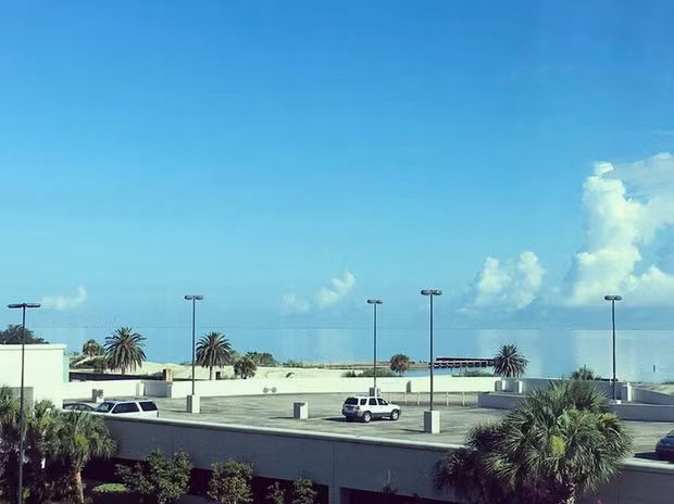 Nhìn như vách ngăn bằng thuỷ tinh nhưng thực tế đây là một cái hồ nước trong vắt. Chàng trai 9X với bộ ảnh “Đứa trẻ công nghệ” | VTC