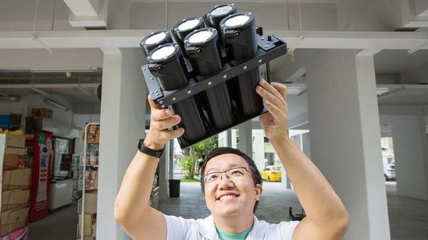 Hàng triệu, thậm chí hàng chục triệu con muỗi được tạo nên bên trong những trang trại và nhà máy muỗi.