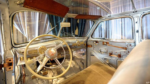 Vị trí ghế ngồi và vô lăng mạ vàng cực sang chảnh.