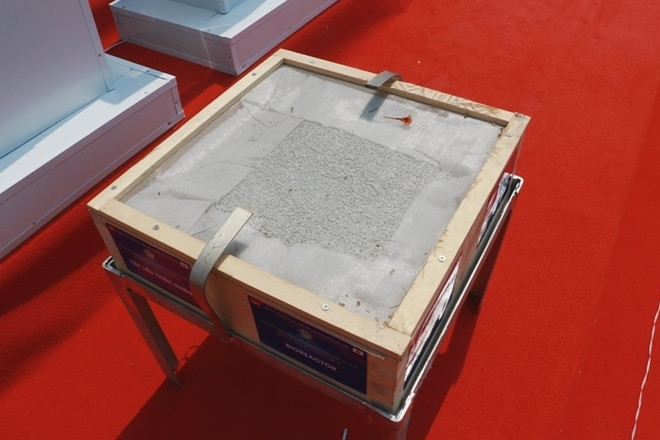 Các tấm Bioreactor hoàn toàn không sử dụng điện được làm chủ yếu từ đá núi lửa Nhật Bản với bí quyết công nghệ đặc biệt là bột đá và không tan trong nước, tồn tại gần như vĩnh viễn. Sau này, khi dòng sông được làm sạch và ổn định thì máy này chỉ chạy 6 tiếng/ngày chứ không phải ''bơm oxy'' liên tục để ''sống sót''.