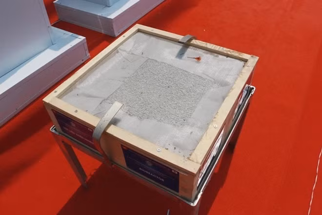 Các tấm Bioreactor hoàn toàn không sử dụng điện được làm chủ yếu từ đá núi lửa Nhật Bản với bí quyết công nghệ đặc biệt là bột đá và không tan trong nước, tồn tại gần như vĩnh viễn. Sau này, khi dòng sông được làm sạch và ổn định thì máy này chỉ chạy 6 tiếng/ngày chứ không phải ''bơm oxy'' liên tục để ''sống sót''.