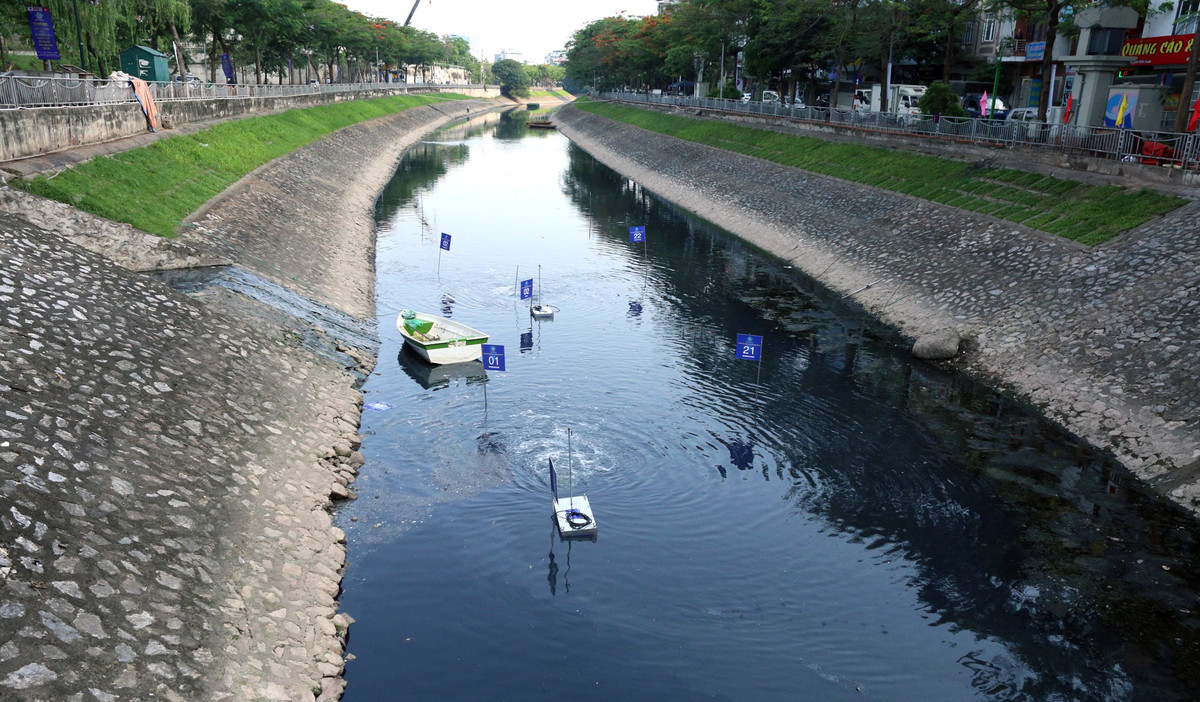 Trong khi, các tấm vật liệu thiên nhiên Bioreactor sau khi được đặt dưới lòng sông sẽ kích hoạt được hầu hết các vi sinh vật ở cả hai dạng hiếu khí và kỵ khí, giải phóng oxy từ nước, cung cấp nguồn oxy vô tận cho thủy sinh, giúp nồng độ oxy hòa tan trong nước (DO) tăng mạnh.