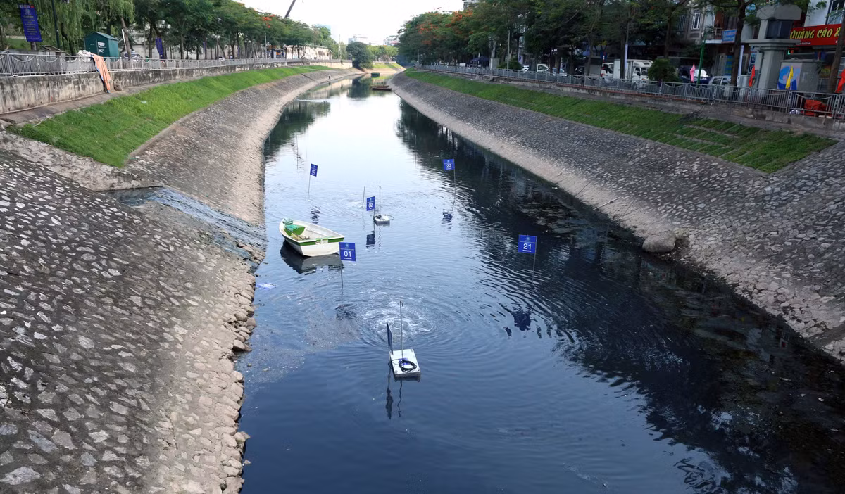 Trong khi, các tấm vật liệu thiên nhiên Bioreactor sau khi được đặt dưới lòng sông sẽ kích hoạt được hầu hết các vi sinh vật ở cả hai dạng hiếu khí và kỵ khí, giải phóng oxy từ nước, cung cấp nguồn oxy vô tận cho thủy sinh, giúp nồng độ oxy hòa tan trong nước (DO) tăng mạnh.