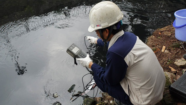 Sông Tô Lịch dài khoảng 14 km, bắt đầu từ phường Nghĩa Đô (Cầu Giấy) chảy về phía Nam thành phố và ra sông Nhuệ đoạn xã Hữu Hòa (Thanh Trì). Toàn tuyến sông có hơn 280 cửa xả nước thải và mỗi ngày 150.000 m3 nước thải sinh hoạt chưa qua xử lý xả xuống sông Tô Lịch.