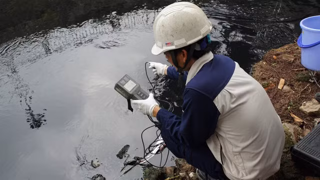 Sông Tô Lịch dài khoảng 14 km, bắt đầu từ phường Nghĩa Đô (Cầu Giấy) chảy về phía Nam thành phố và ra sông Nhuệ đoạn xã Hữu Hòa (Thanh Trì). Toàn tuyến sông có hơn 280 cửa xả nước thải và mỗi ngày 150.000 m3 nước thải sinh hoạt chưa qua xử lý xả xuống sông Tô Lịch.