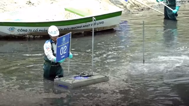 Để lắp đặt các thiết bị dưới lòng sông, các kỹ sư phải chia thành hai đội: một đội trực tiếp lắp đặt và một đội chỉ đạo từ phía trên cùng sự hỗ trợ của cần cẩu.