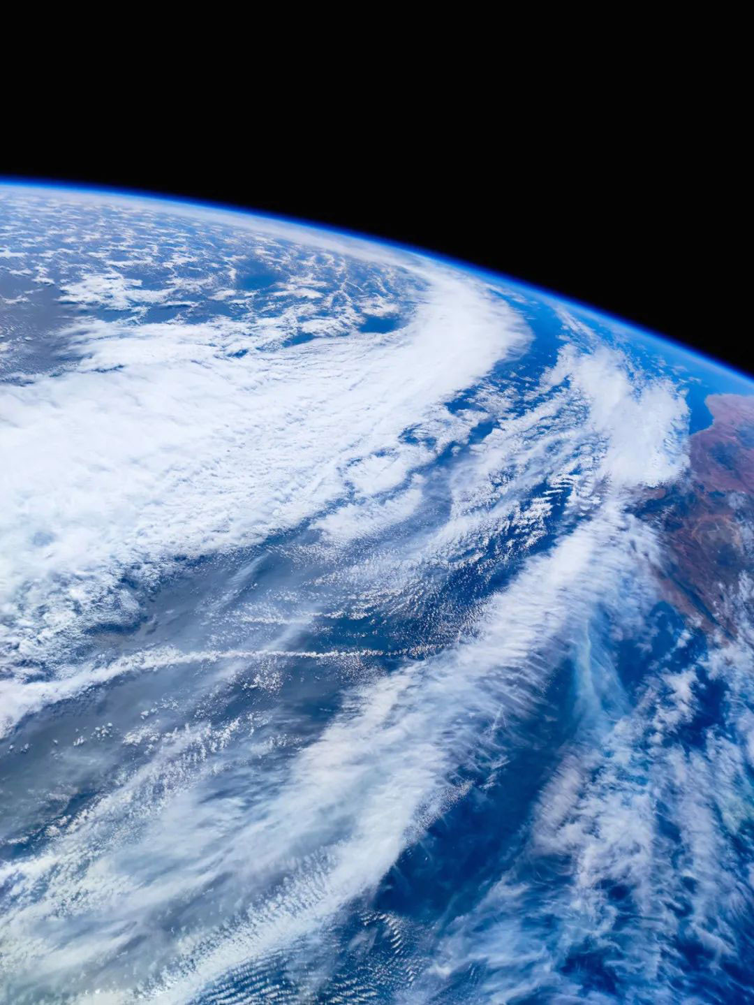 Và quả thực, chiếc điện thoại này chưa bao giờ làm các fan Xiaomi thất vọng, bộ ảnh vẻ đẹp Trái Đất ngoài vũ trụ chụp bởi điện thoại 108 MP chính là minh chứng.