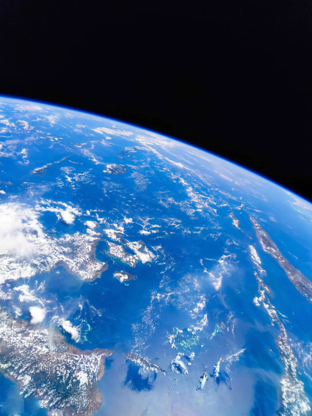 Mi 10 Pro có thiết lập bốn camera mạnh mẽ ở phía sau. Bao gồm một camera chính 108MP với ống kính zoom quang 10X, trong đó camera 108MP được cho là cảm biến camera tùy chỉnh độ phân giải cao với ống kính 8P.