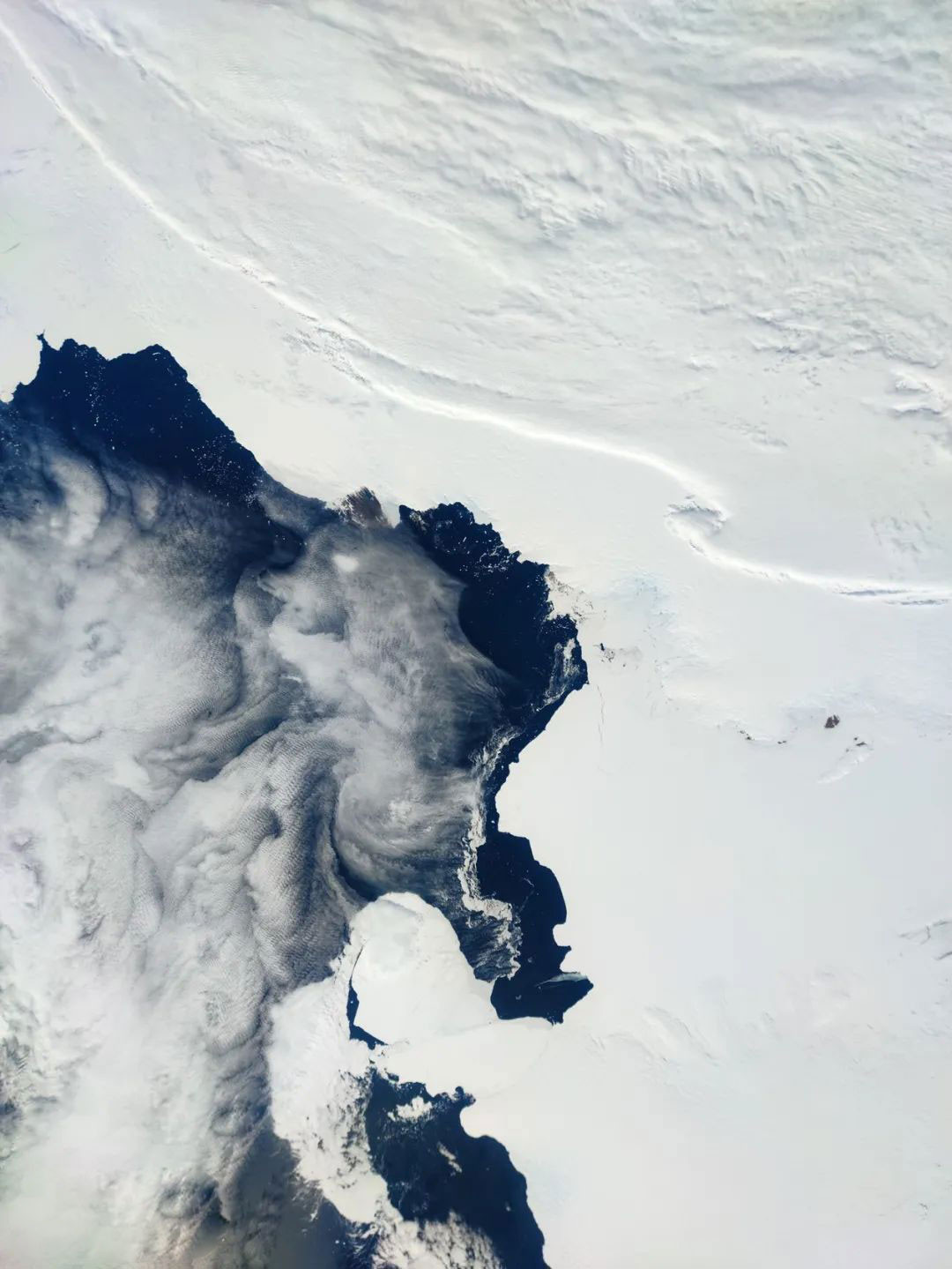 Để có thể ghi lại hình ảnh Trái Đất ngoài không gian rõ nét nhất, các thành phần điện thoại được làm mỏng đi, module 100 megapixel được tuỳ chỉnh khung nhôm, trang bị bộ giảm độ rung...