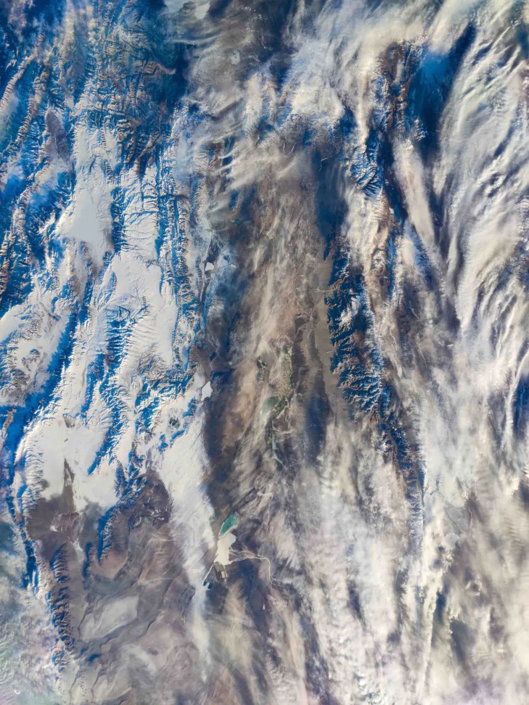 Kinh ngạc ngắm hình ảnh Trái Đất ngoài vũ trụ chụp bởi một chiếc điện thoại.