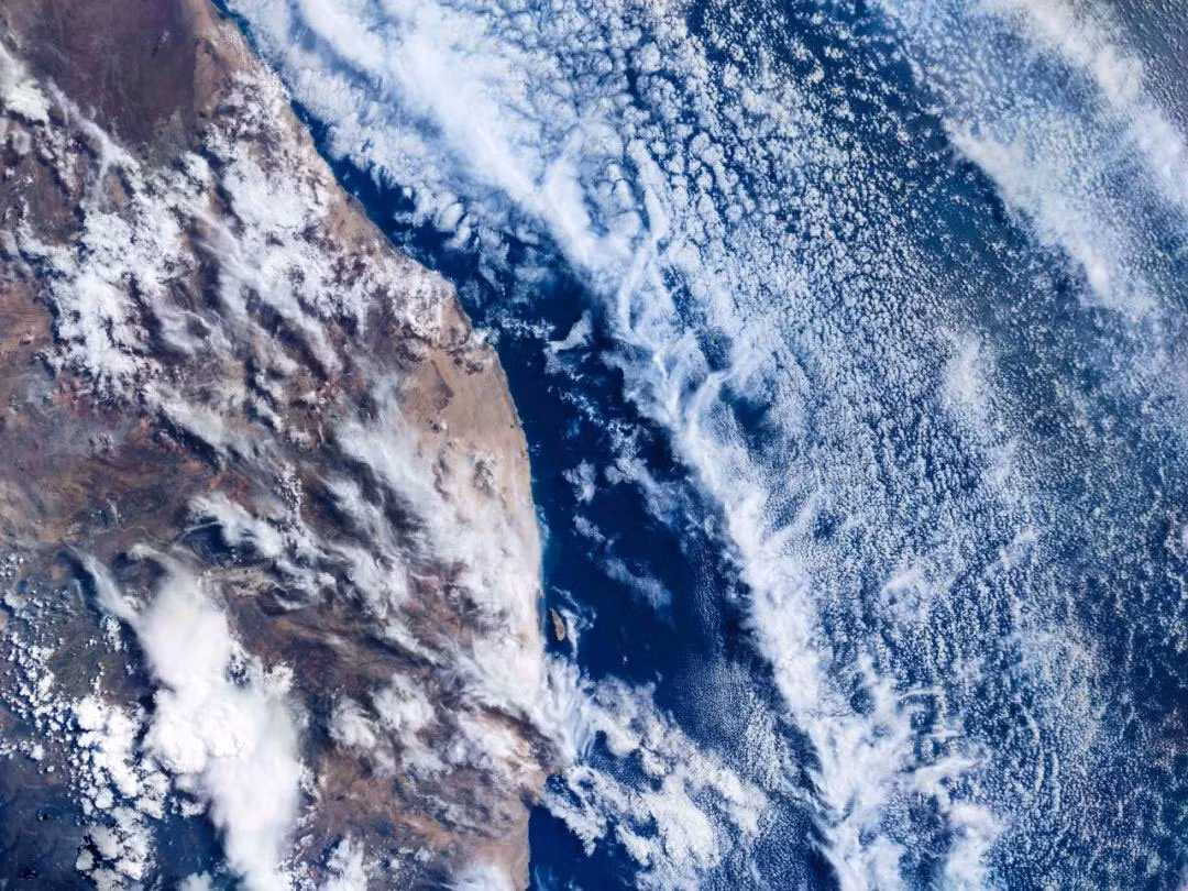 Để đưa một chiếc điện thoại vượt 500 km lên quỹ đạo, nhóm dự án mất 168 ngày để giải quyết 343 vấn đề, sự cố khác nhau liên quan tới không gian và trọng lượng hay sự chênh lệch nhiệt độ từ -30 đến 70 độ C.