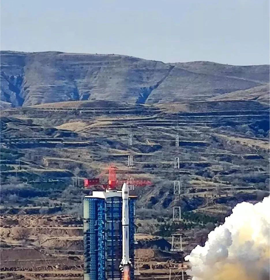 Ông muốn có một hình nền đặc biệt, xứng tầm với Mi 10 - mẫu điện thoại kỷ niệm 10 năm của Xiaomi như ảnh mắt tâm bão, núi lửa phun trào...