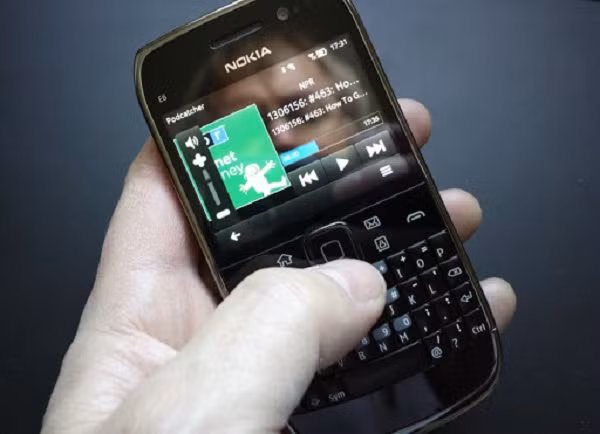 E6 là bản nâng cấp của Nokia E72 với hệ điều hành Symbian Anna. Tuy nhiên đây không phải là ý tưởng hoàn hảo khi E6 vẫn dùng bàn phím là chính còn Symbian Anna vốn trước đây chỉ dành cho các máy màn hình cảm ứng rộng.