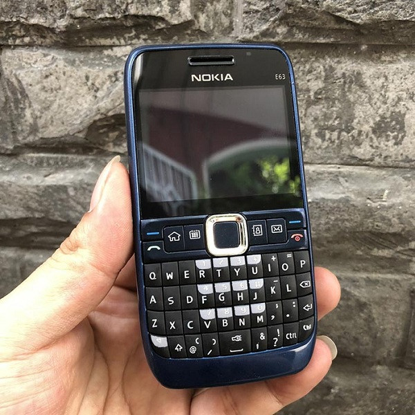 Nokia E63 có bàn phím QWERTY, vỏ nhựa, jack âm thanh 3,5 mm, chạy hệ điều hành Symbian. Máy không được trang bị GPS, camera 2 MP, không có phím âm lượng.