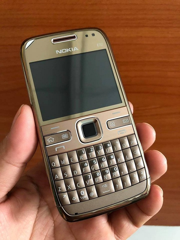 Nhắc đến những mẫu điện thoại phím bấm QWERTY của Nokia từng làm mưa làm gió dân công nghệ, không thể bỏ qua Nokia E72. Máy được trang bị phím điều khiển bằng chuột quang hoàn toàn mới cùng với camera 5 Megapixel và giắc cắm tai nghe 3,5 mm. 