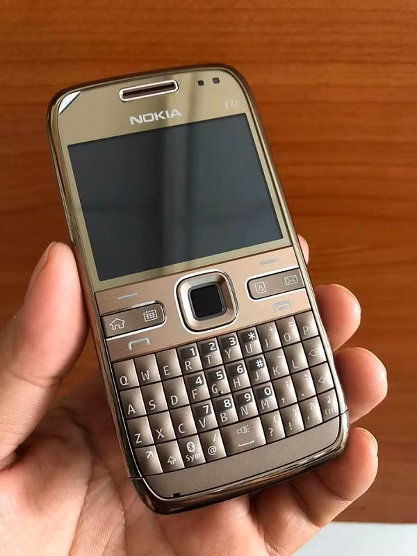Nhắc đến những mẫu điện thoại phím bấm QWERTY của Nokia từng làm mưa làm gió dân công nghệ, không thể bỏ qua Nokia E72. Máy được trang bị phím điều khiển bằng chuột quang hoàn toàn mới cùng với camera 5 Megapixel và giắc cắm tai nghe 3,5 mm. 