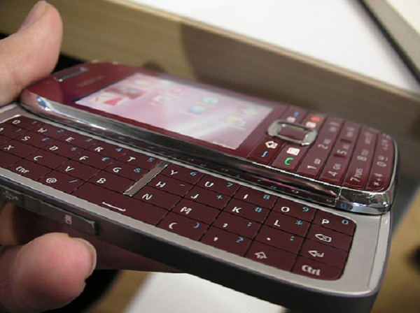 Máy cũng có 2 bàn phím, một bàn phím thông thường và khi trượt lên sẽ xuất hiện bàn phím QWERTY, nhưng chỉ có một màn hình.