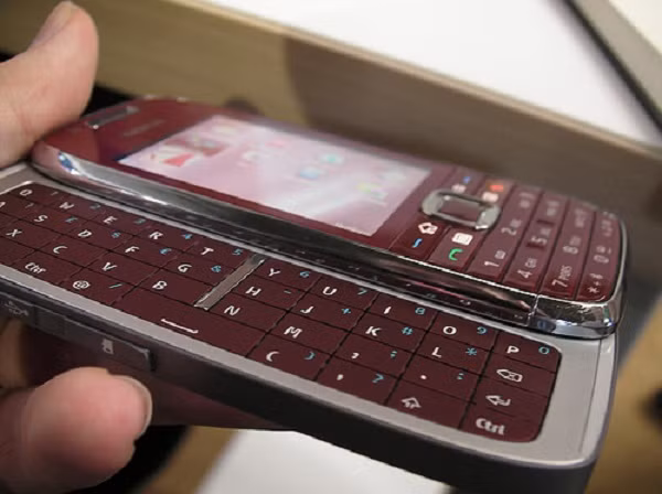 Máy cũng có 2 bàn phím, một bàn phím thông thường và khi trượt lên sẽ xuất hiện bàn phím QWERTY, nhưng chỉ có một màn hình.