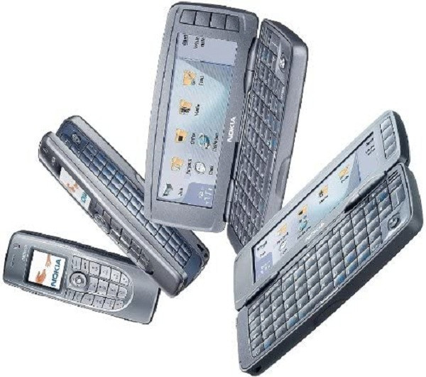 Chiếc điện thoại này sở hữu màn hình TFT LCD 65.000 màu, độ phân giải 640x200 pixel và 2 bàn phím riêng biệt: bên trong là bàn phím Qwerty nằm ngang và bên ngoài là bàn phím số thông thường.