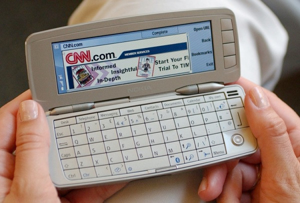 9300i được Nokia giới thiệu vào năm 2005, là một trong những điện thoại phím bấm QWERTY giúp Nokia thu bộn tiền. Được thiết kế trông giống như một chiếc laptop, tuy nhiên 9300i lại không được trang bị camera.