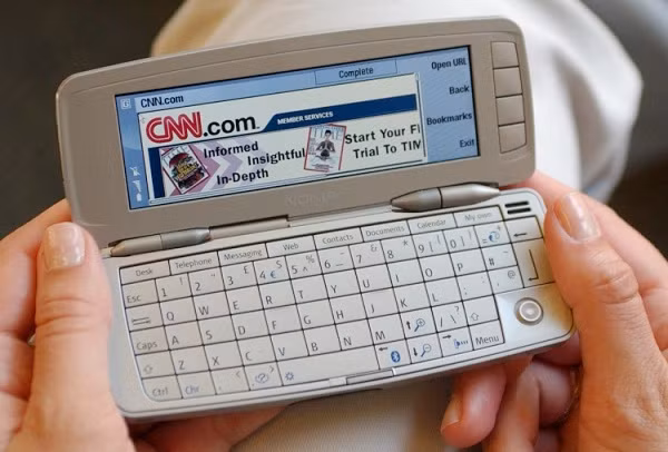 9300i được Nokia giới thiệu vào năm 2005, là một trong những điện thoại phím bấm QWERTY giúp Nokia thu bộn tiền. Được thiết kế trông giống như một chiếc laptop, tuy nhiên 9300i lại không được trang bị camera.