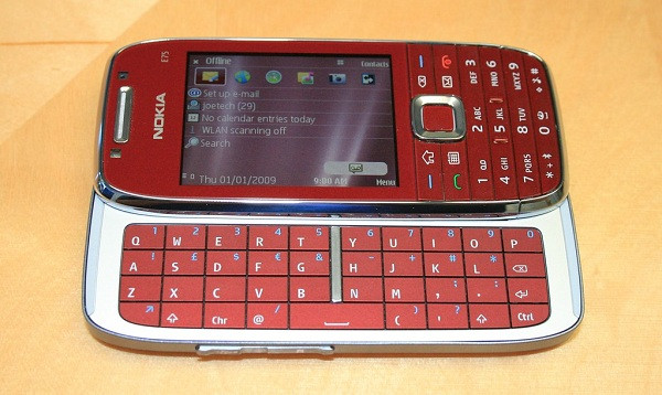 Vào thời kỳ hoàng kim của điện thoại bàn phím QWERTY, Nokia E75 là chiếc điện thoại đầu tiên tích hợp chương trình gửi email nâng cấp – Nokia Messaging.