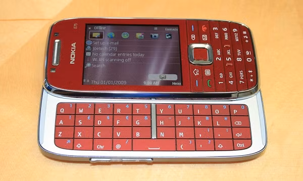 Vào thời kỳ hoàng kim của điện thoại bàn phím QWERTY, Nokia E75 là chiếc điện thoại đầu tiên tích hợp chương trình gửi email nâng cấp – Nokia Messaging.