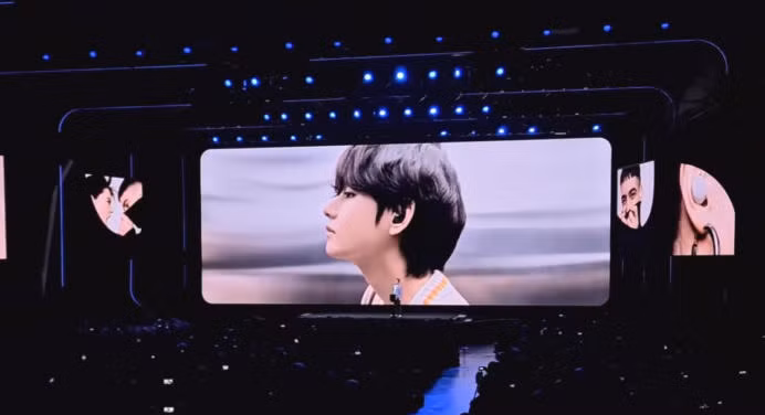 Gần đây nhất tại sự kiện Galaxy Unpacked 2020, Samsung đã chiếu ảnh mỹ nam V của nhóm nhạc đình đám Hàn Quốc BTS khiến người hâm mộ thích thú. Không lâu sau, hôm 19/2 Samsung công bố ký kết hợp tác mới với nhóm nhạc này để quảng bá cho điện thoại thông minh mới.