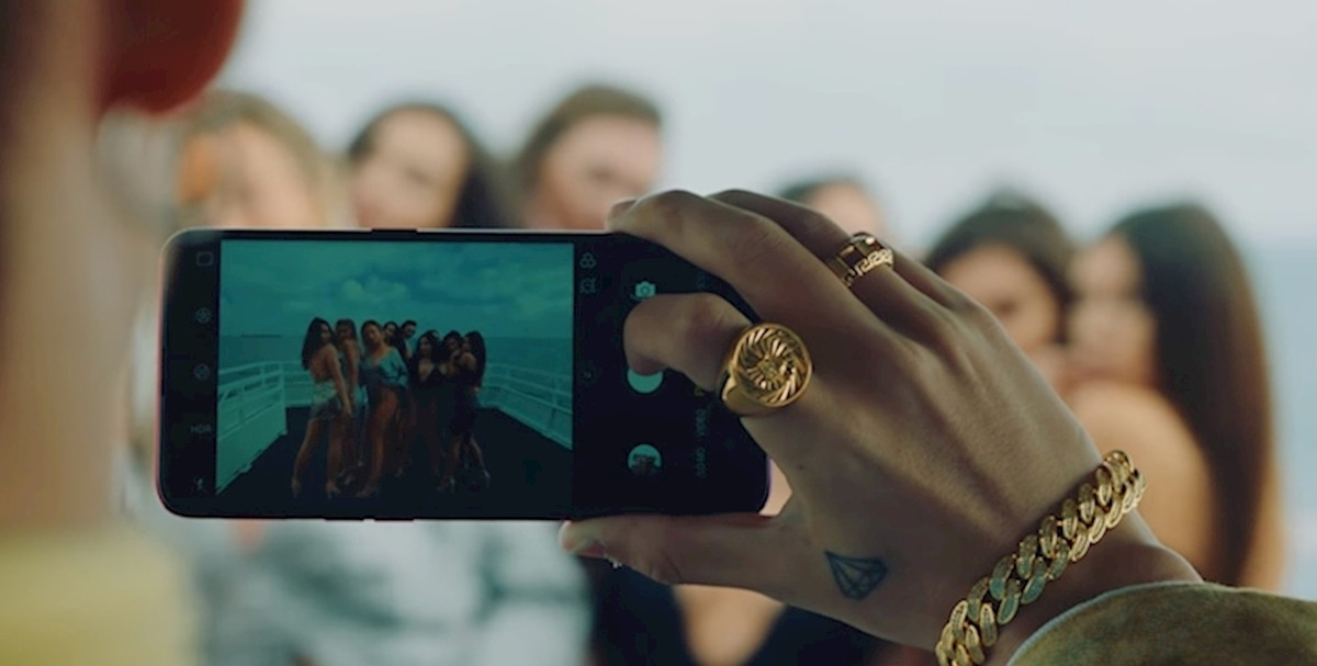 Các sản phẩm nổi bật nhất của Oppo cũng liên tục được Sơn Tùng M-TP lăng xê trong loạt MV âm nhạc, từ smartphone đến smartwatch và ngay lập tức khiến dân tình điên đảo.