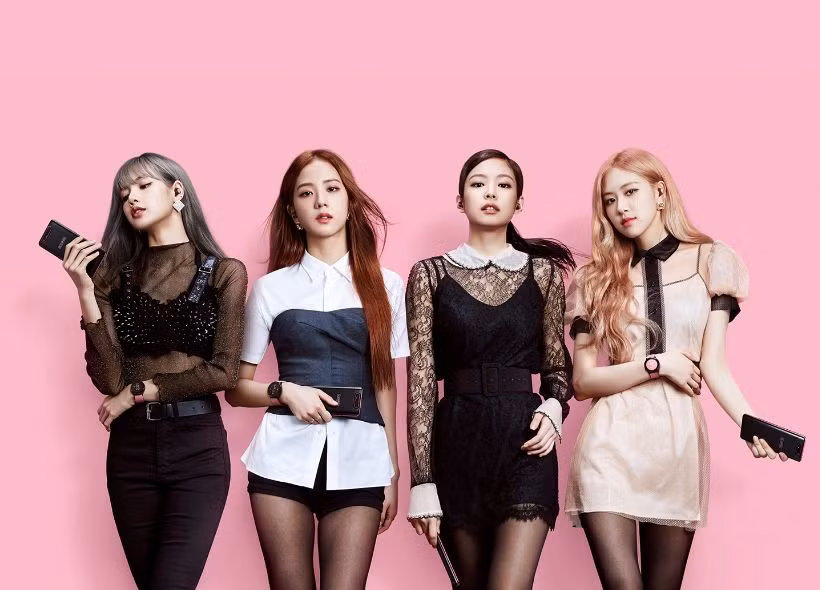 Thành công của ''Gã khổng lồ công nghệ'' xứ sở Kim Chi với sự thống lĩnh của mình trên thị trường toàn cầu cũng nhờ áp dụng chiến lược influencer marketing để đẩy mạnh sức hút cho các sản phẩm của mình. Đầu tiên phải kể đến BlackPink, với sức hút của mình các cô gái trở thành cái tên được vô vàn các thương hiệu nổi tiếng săn đón và Samsung không phải ngoại lệ.