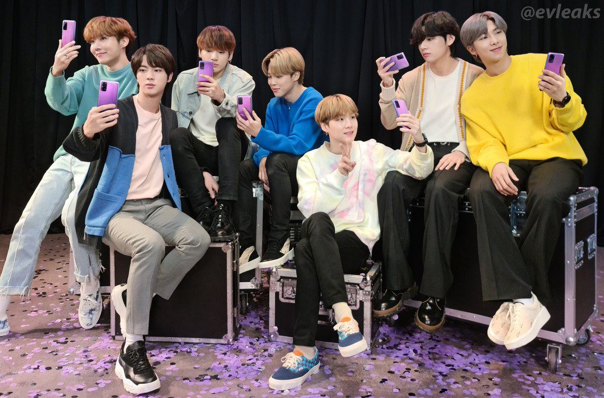 Trở thành gương mặt thương hiệu của Samsung, không khó hiểu khi các thành viên BTS xuất hiện trong quảng cáo cho các sản phẩm của hãng. Samsung cũng hỗ trợ cho sáng kiến nghệ thuật đương đại toàn cầu có tên CONNECT BTS, trước khi mở rộng quan hệ đối tác sang các sáng kiến khác.