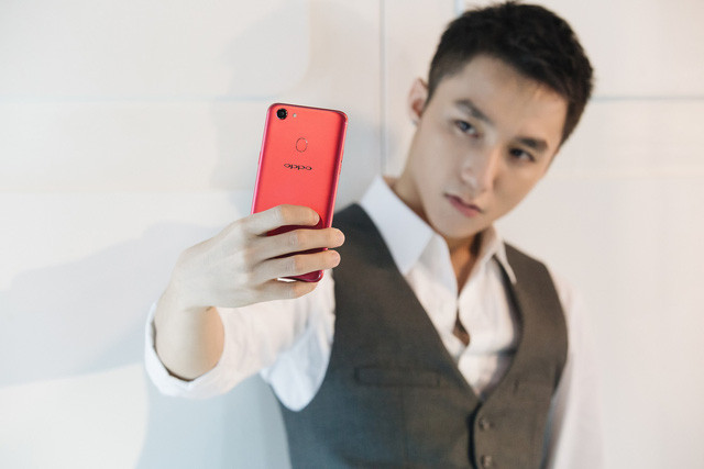 Năm 2013, thời điểm Oppo chân ướt chân ráo vào thị trường di động Việt Nam, cũng chính là lúc cái tên Sơn Tùng M-TP bắt đầu nổi lên như một hiện tượng âm nhạc của showbiz Việt. Xuất hiện với gu thời trang phá cách, âm nhạc lạ tai đi đôi với loạt bản hit, nam ca sĩ nhanh chóng trở thành cái tên thu hút các thương hiệu, trong đó có Oppo.