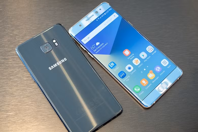 Samsung Galaxy Note 7 từng được kỳ vọng là một thiết bị đỉnh cao, nhận được nhiều lời tán dương từ các reviewer ngay trước sự kiện ra mắt. Tuy nhiên, việc bị cấm mang lên máy bay bởi lỗi pin dễ cháy nổ từng gây cháy khiến nó trở thành một trong những chiếc điện thoại tệ nhất mà con người muốn lãng quên.